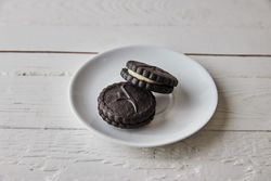 KetoMix Proteinové kakaové sušenky s vanilkovou náplní (4 porce)