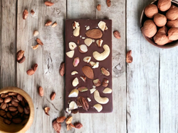 MoonChocolate - MOŘE OBLAKŮ 2.0 - druhá generace mléčné bean to bar čokolády s ořechy s 53% podílem kakaa z Kolumbie