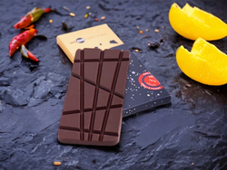 MoonChocolate - GALAXIE SOMBRERO - tmavá bean to bar čokoláda s chilli a mangem. Obsah kakaa původem z Mexika 74%