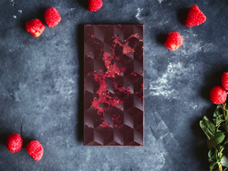 MoonChocolate - ČERVENÝ TRPASLÍK - tmavá bean to bar čokoláda s malinami a s 65% obsahem kakaa